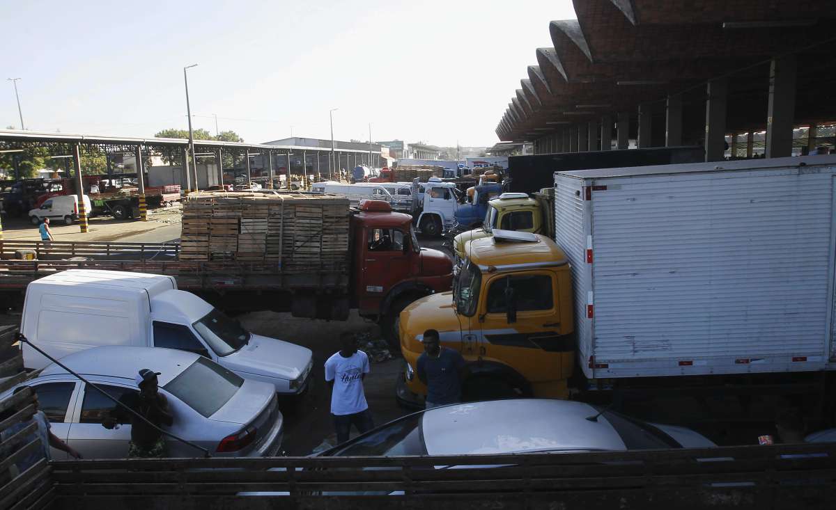 Alguns produtos chegando a ceasa,  Central de abastecimento do Rio de Janeiro, mas a maoiria dos Box continuam fechados Foto  Severino  Silva Agencia O Dia