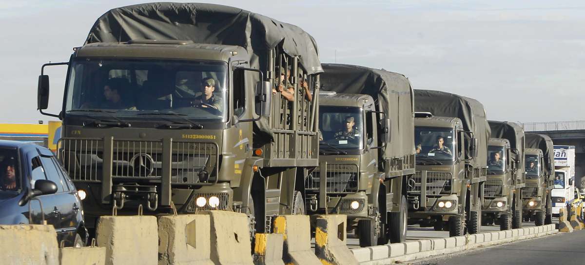 Alguns produtos chegando a ceasa,  Central de abastecimento do Rio de Janeiro, mas a maoiria dos Box continuam fechados Militares na Av, Brasil Foto  Severino  Silva Agencia O Dia