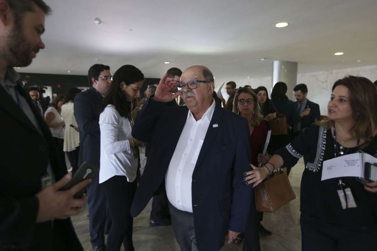 O presidente da Associação Brasileira dos Caminhoneiros (Abcam), José da Fonseca Lopes, fala à imprensa, no Palácio do Planalto