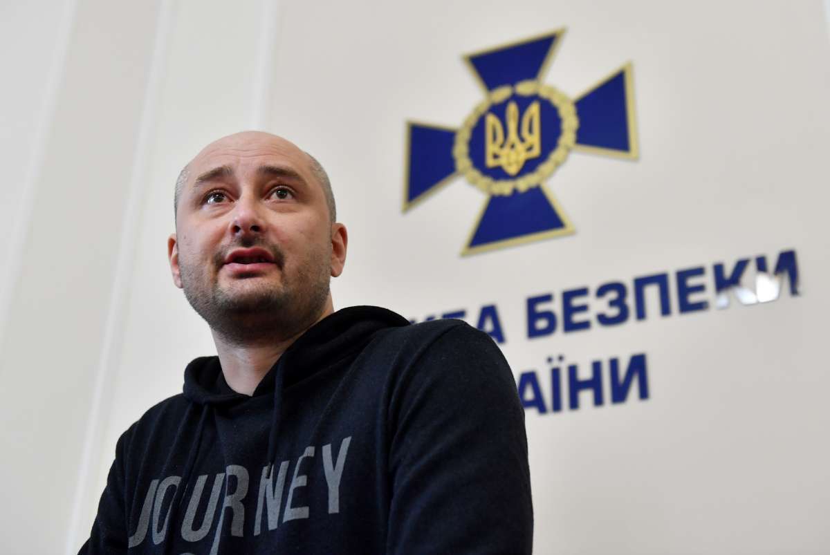 Homenagem ao rep&oacute;rter anti-Kremlin de 41 anos, Arkady Babchenko, na parede do memorial da Casa dos Jornalistas de Moscou, em 30 de maio de 2018. (AFP photo / Vasily Maximov)