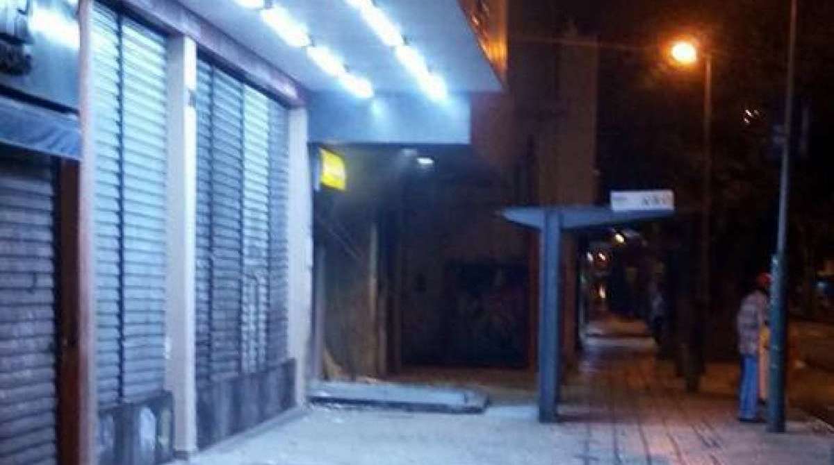 Moradora pega em cápsula de tiro disparado