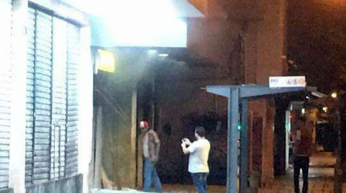 Moradora pega em cápsula de tiro disparado