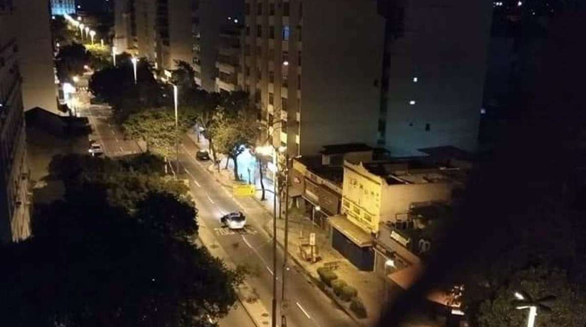 Moradora pega em cápsula de tiro disparado