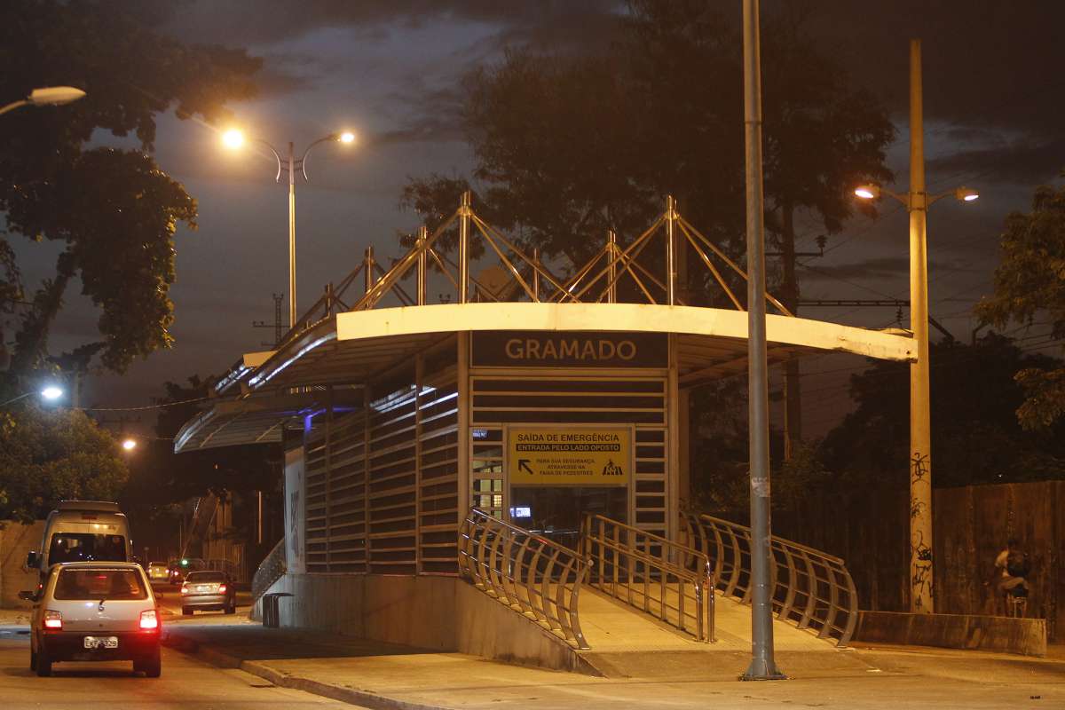 2018-05-29 - Esta&ccedil;&otilde;es do BRT entre os bairros de Campo Grande e Santa cruz est&atilde;o fechadas, sendo boa parte delas por ordem de criminosos. Foto de Alexandre Brum / Ag&ecirc;ncia O Dia - POLICIA CIDADE PERIGO VIA EXPRESSA AVENIDA BRASIL &Ocirc;NIBUS TRANSPORTE PM SECRETARIA SEGURAN&Ccedil;A GOVERNO ESTADO;