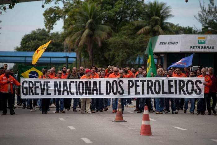 Trabalhadores da Reduc em manifestação no primeiro dia da greve dos petroleiros, no fim de maio; pediram a saída do então presidente da empresa, Pedro Parente