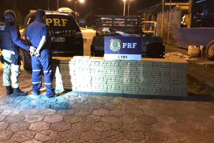 Resultado de imagem para PRF apreende uma tonelada de maconha em rodovia do Rio