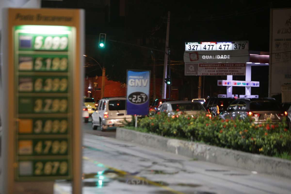 Vizinhos podem ter diferença grande no preço do litro da gasolina - Daniel Castelo Branco / Agência O Dia