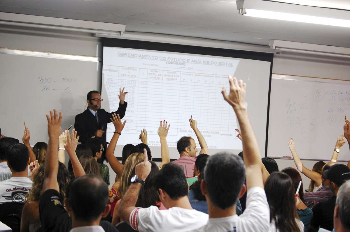 Com 15 anos de experiência, Charles Peterson é Filósofo, Professor, e Coach profissional de Aprendizagem, especializado preparação para concursos e vestibulares
