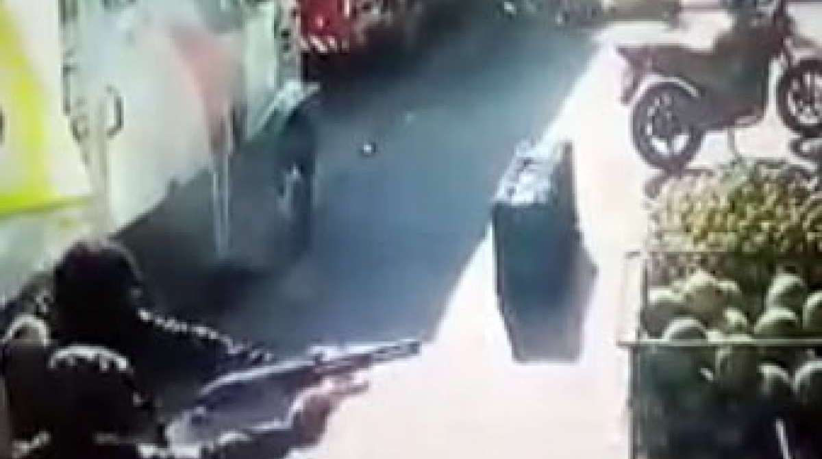 Bandido usa armamento pesado