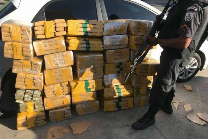 Na operação, a polícia apreendeu 414 tabletes de maconha prensada