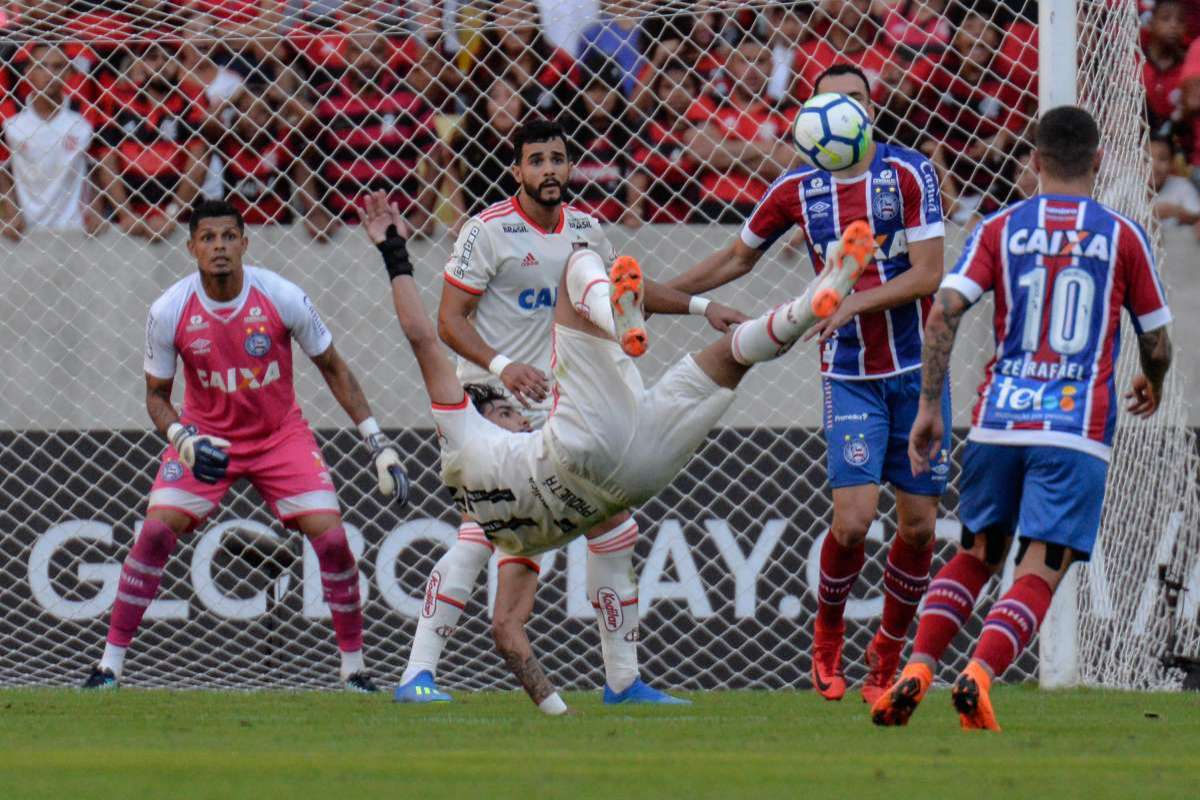 2018-05-31 - AGÊNCIA DE NOTÍCIAS - PARCEIRO - O jogador Mena da equipe do Bahia, durante partida contra a equipe do Flamengo em jogo válida pela 8ª rodada do Campeonato Brasileiro 2018 no estádio do Maracanã, no Rio de Janeiro, nesta quinta-feira(31).