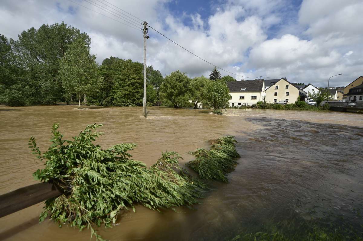 Uma enchente atingiu a cidade de Luenebach, na Alemanha Ocidental, depois que chuvas pesadas atingiram partes do sul e ocidentais do pa&iacute;s