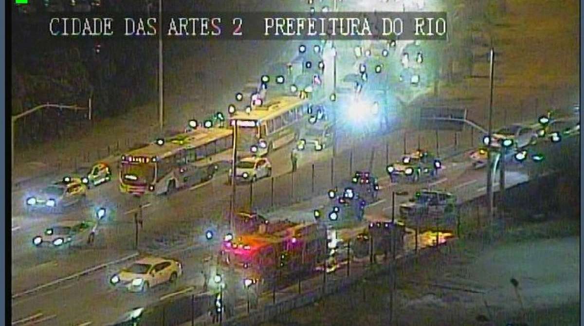 Incêndio Em Carro Ocupa Duas Faixas Na Avenida Ayrton Senna, Na Barra ...