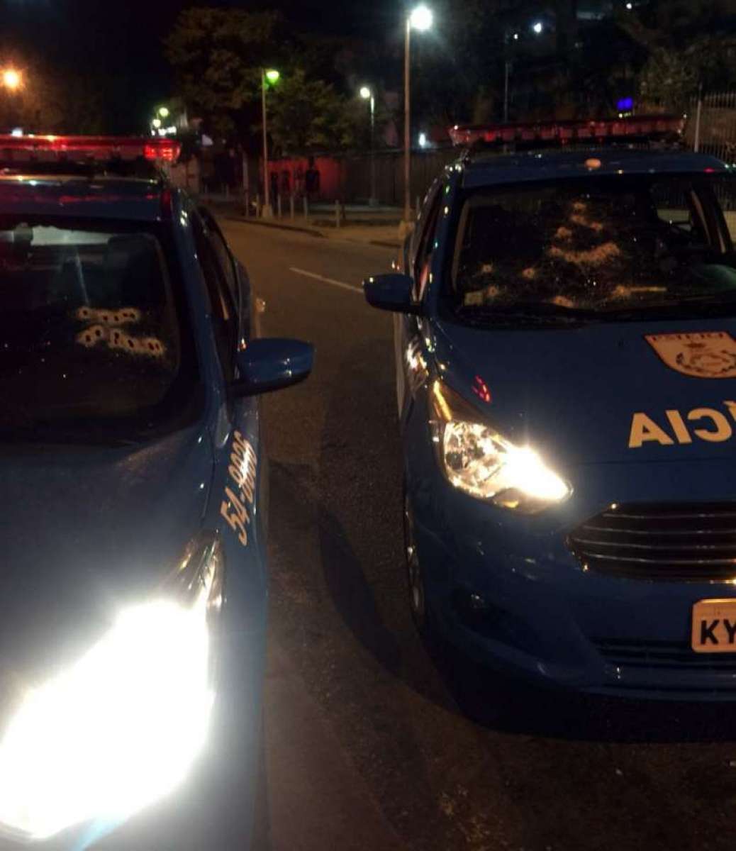 Viaturas atingidas pelos tiros