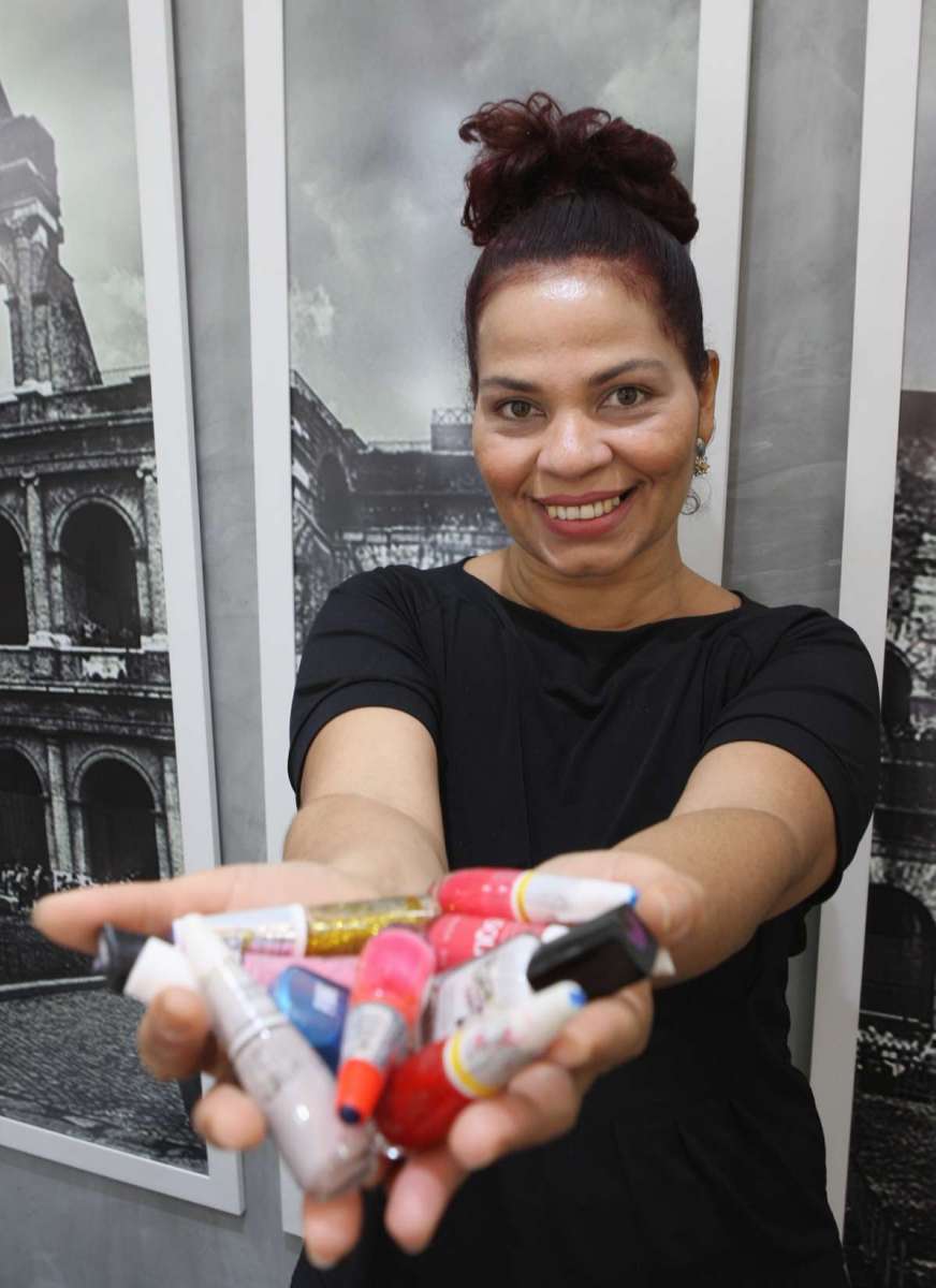 Matéria sobre complementação de renda. Na foto, a personagem Maria de Fátima Ribeiro Rodrigues, reveza sua atividade como manicure e Oficegril.          