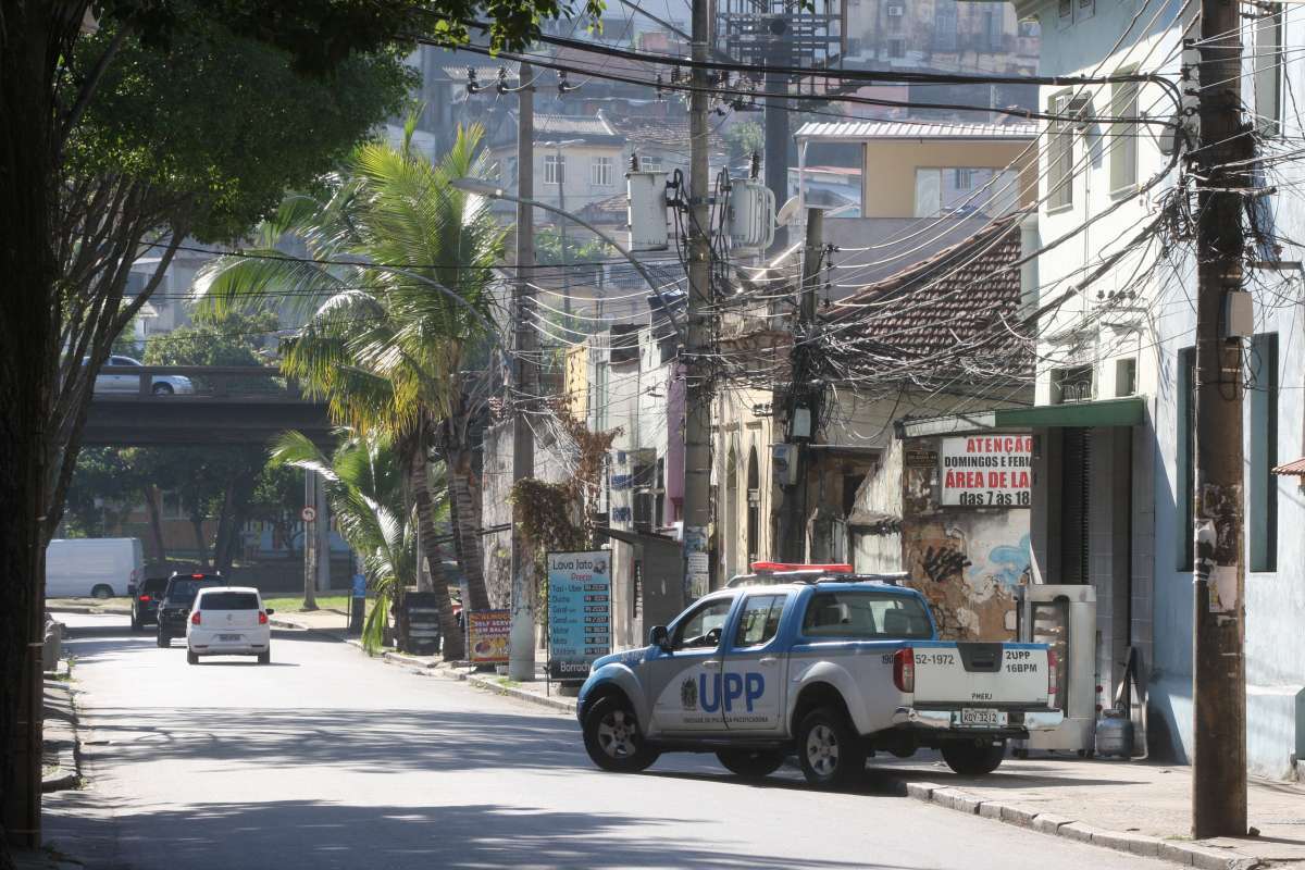 O dia amanheceu tenso nas comunidades do Catumbi e Provid&ecirc;ncia por causa da possibilidade de uma invas&atilde;o de traficantes dos morros do Catumbi contra a comunidade que fica ao lado da Central do Brasil. A pol&iacute;cia refor&ccedil;ou o patrulhamento nas principais vias da comunidade e pr&oacute;ximo ao t&uacute;nel Santa B&aacute;rbara.  