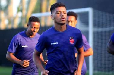 Dirigente do Flamengo admite interesse em ex-meia do Vasco, mas ressalta: 'Negociação difícil'