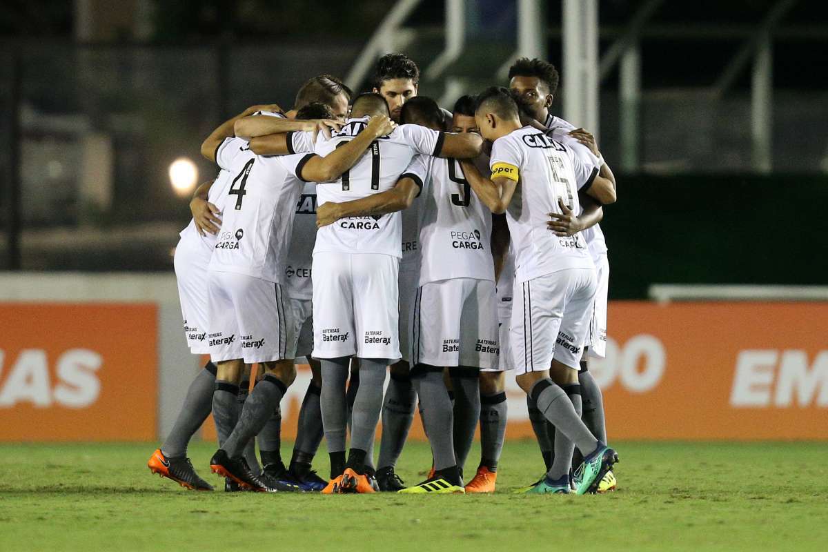 Botafogo faz dois em três minutos, empata com Santos e abre 11 pontos na  ponta do Brasileirão