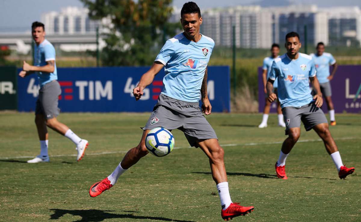 Elenco do Fluminense treinou sob sol forte no Rio - Lucas Merçon/FFC