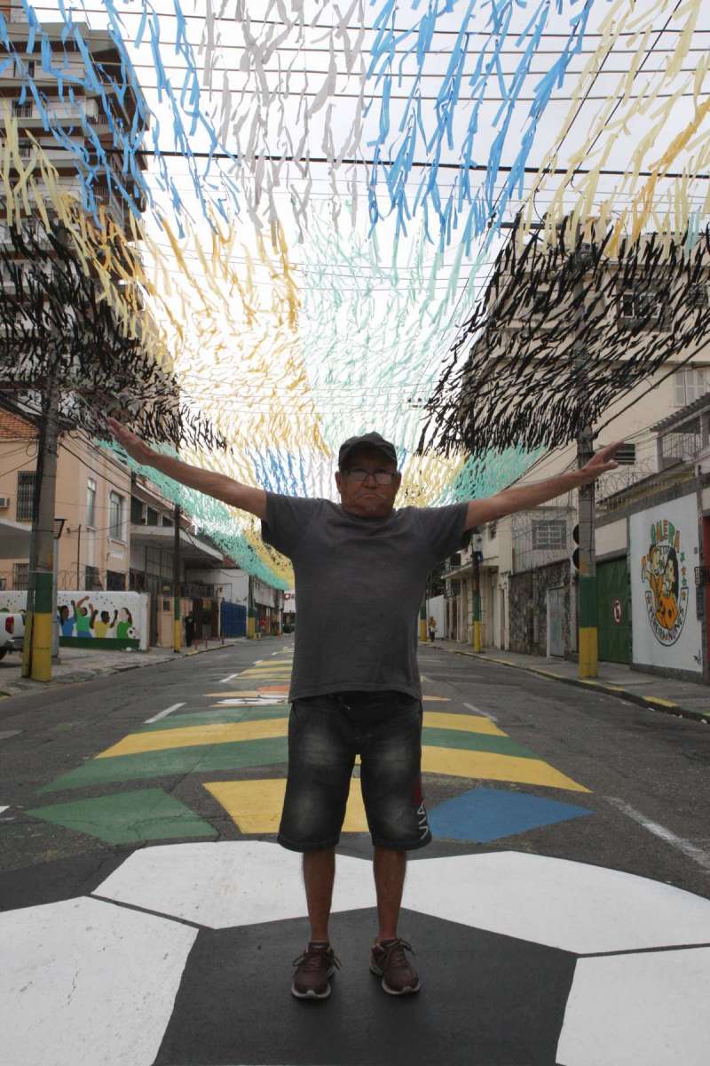 Preparativos para a copa do mundo com ruas sendo enfeitadas em vários bairros do Rio. Na foto, ornamentação da Rua do Lavradio, no Centro.