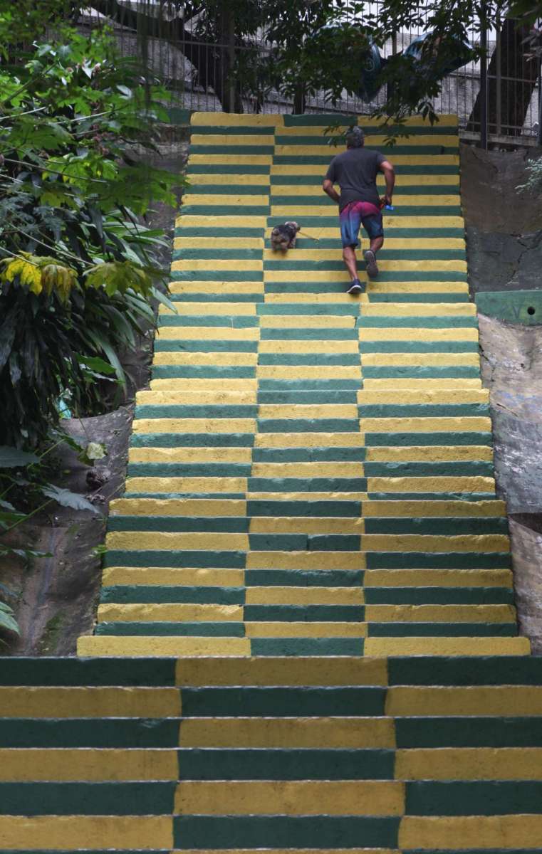 Preparativos para a copa do mundo com ruas sendo enfeitadas em vários bairros do Rio. Na foto, ornamentação da Rua do Lavradio, no Centro.