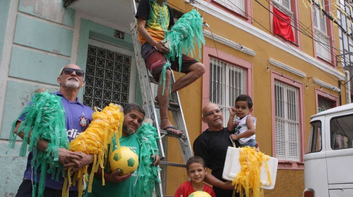 Moradores enfeitam a Rua Benjamin Constant, na Glória
- Estefan Radovicz / Agência O Dia