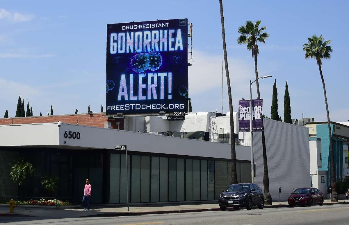 Outdoor da organização AIDS Healthcare Foundation em Hollywood alerta para a resistência da gonorreia a medicamentos