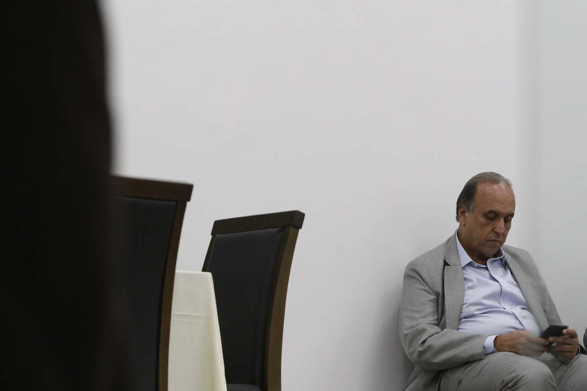 2018-06-04 - Governador Luiz Fernando Pez&atilde;o (MDB), dep&otilde;e no Tribunal Regional Federal da 2&ordf; Regi&atilde;o (TRF-2) como testemunhas de defesa do trio de parlamentares do MDB preso na Opera&ccedil;&atilde;o Cadeia Velha, desdobramento da Lava Jato no Rio: Jorge Picciani, Paulo Melo e Edson Albertassi. Na imagem, Pez&atilde;o na sede do tribunal, onde dep&ocirc;s por apenas 3 minutos. Foto de Alexandre Brum / Ag&ecirc;ncia O Dia - POLITICA CIDADE GOVERNO RIO DE JANEIRO LAVA JATO CADEIA VELHA DEPUTADOS ESTUDUAIS PRIS&Atilde;O CORRUP&Ccedil;&Atilde;O BRASIL