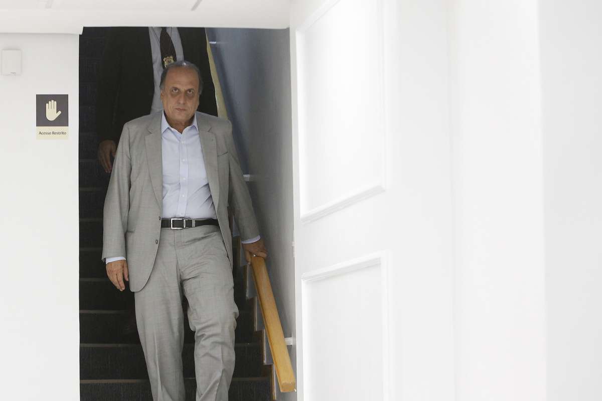 04/06/2018 - Governador Luiz Fernando Pezão (MDB), depõe no Tribunal Regional Federal da 2ª Região (TRF-2) como testemunhas de defesa do trio de parlamentares do MDB preso na Operação Cadeia Velha, desdobramento da Lava Jato no Rio: Jorge Picciani, Paulo Melo e Edson Albertassi. Na imagem, Pezão na sede do tribunal, onde depôs por apenas 3 minutos. Foto de Alexandre Brum / Agência O Dia - POLITICA CIDADE GOVERNO RIO DE JANEIRO LAVA JATO CADEIA VELHA DEPUTADOS ESTUDUAIS PRISÃO CORRUPÇÃO BRASIL