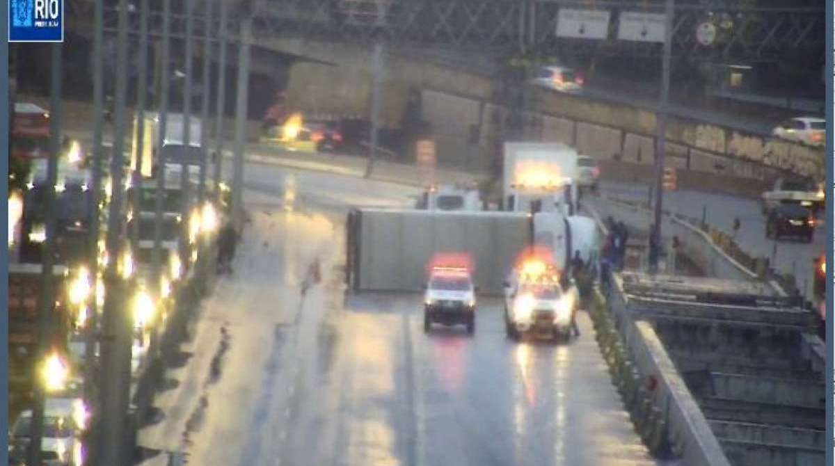 Carreta tombou na Avenida Brasil durante o fim da madrugada desta segunda-feira - Reprodução Centro de Operações