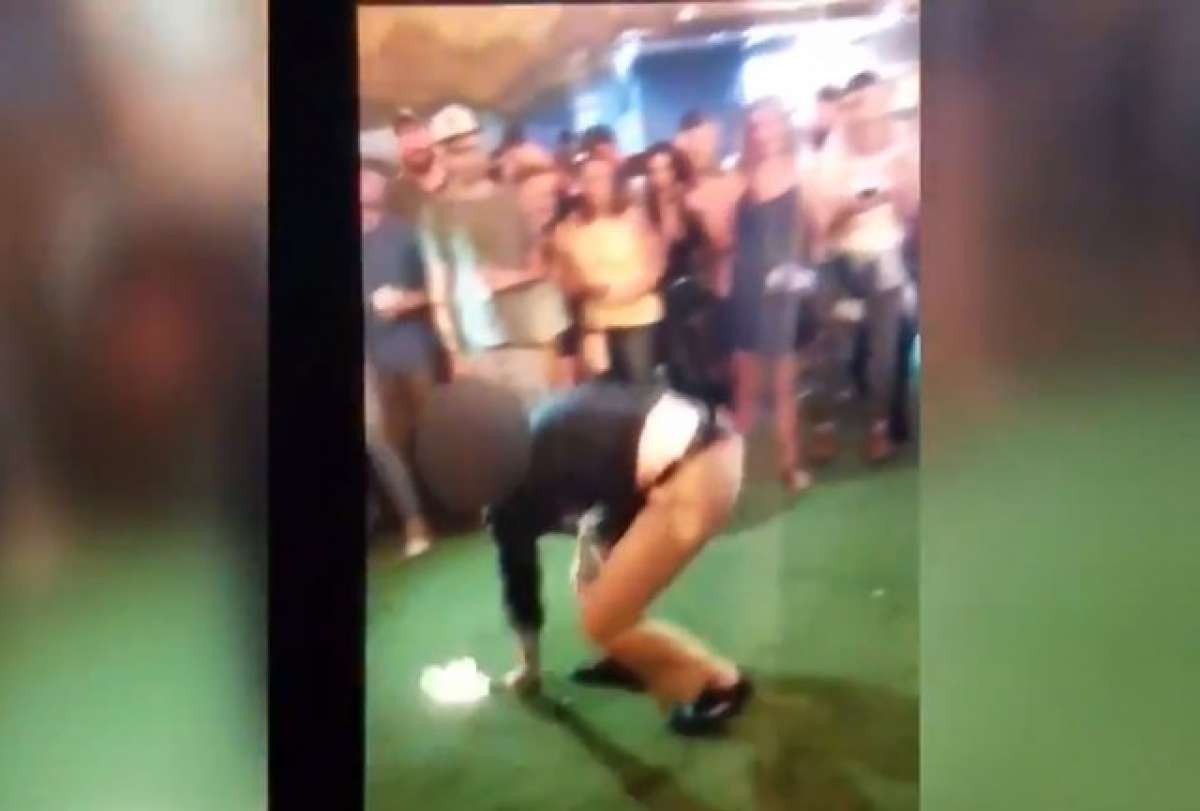 Agente do FBI dispara arma sem querer após derrubá-la enquanto dava mortal para trás em bar - Reprodução Twitter