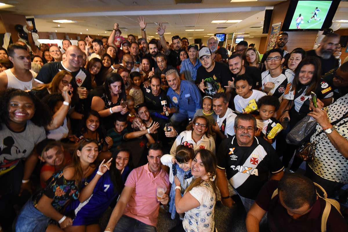 Loterj reúne ídolos do futebol e torcedores no Maracanã com a Raspa Rio Super Craques