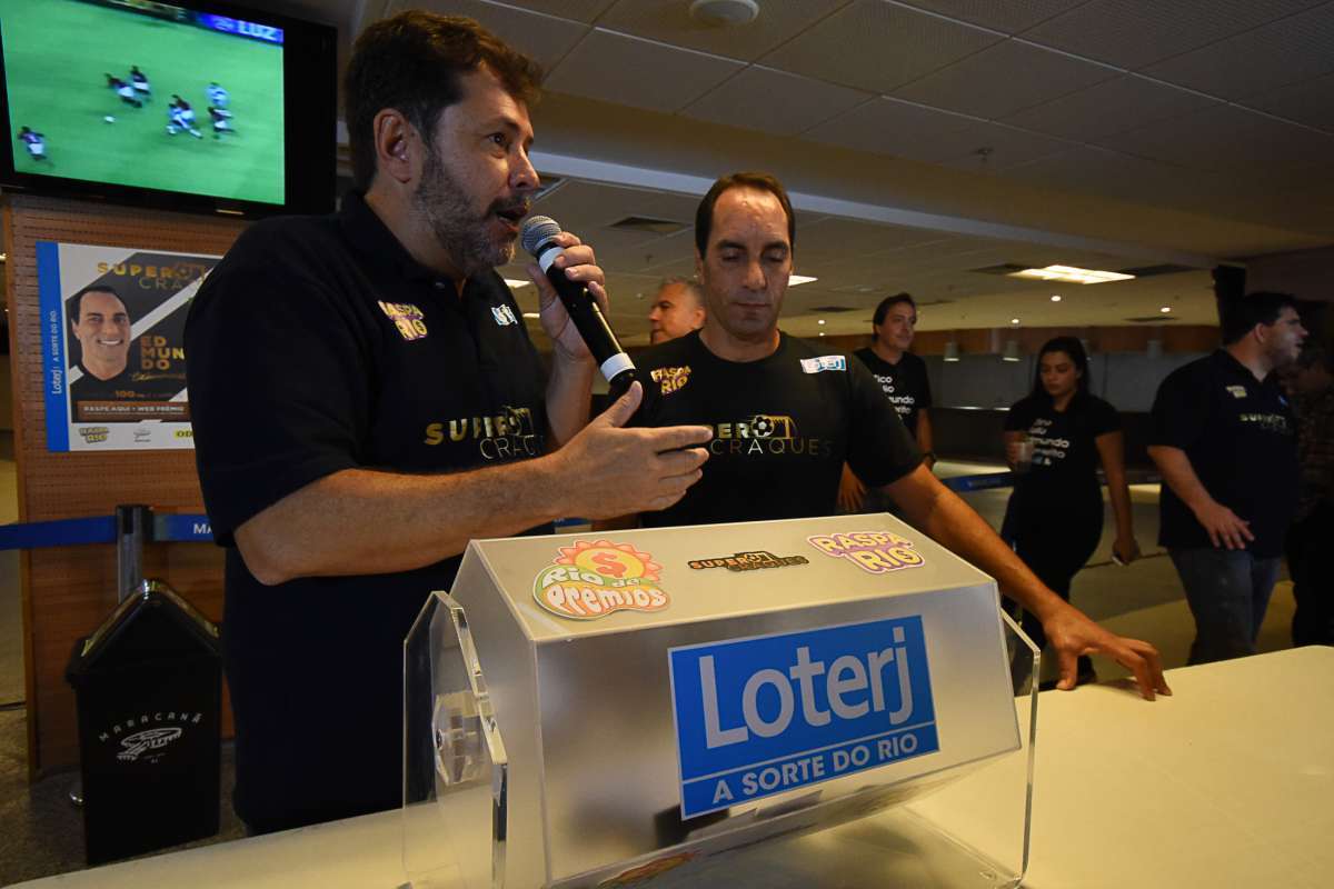 Loterj reúne ídolos do futebol e torcedores no Maracanã com a Raspa Rio Super Craques