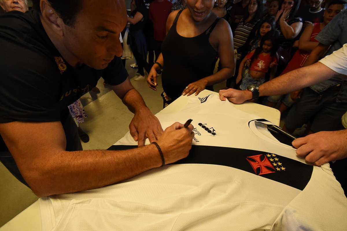 Loterj reúne ídolos do futebol e torcedores no Maracanã com a Raspa Rio Super Craques