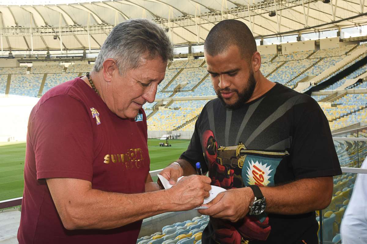 Loterj reúne ídolos do futebol e torcedores no Maracanã com a Raspa Rio Super Craques