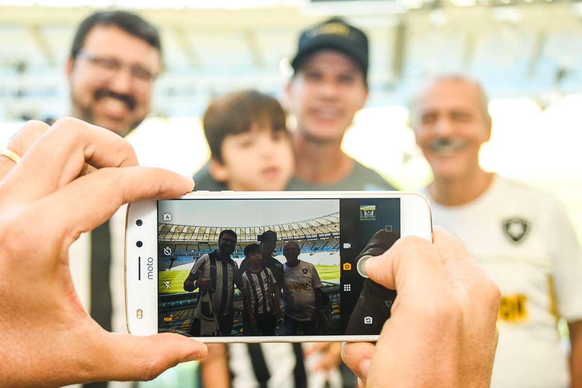 Loterj reúne ídolos do futebol e torcedores no Maracanã com a Raspa Rio Super Craques