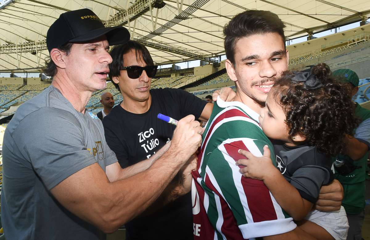 Loterj reúne ídolos do futebol e torcedores no Maracanã com a Raspa Rio Super Craques