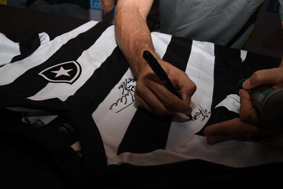 Loterj reúne ídolos do futebol e torcedores no Maracanã com a Raspa Rio Super Craques