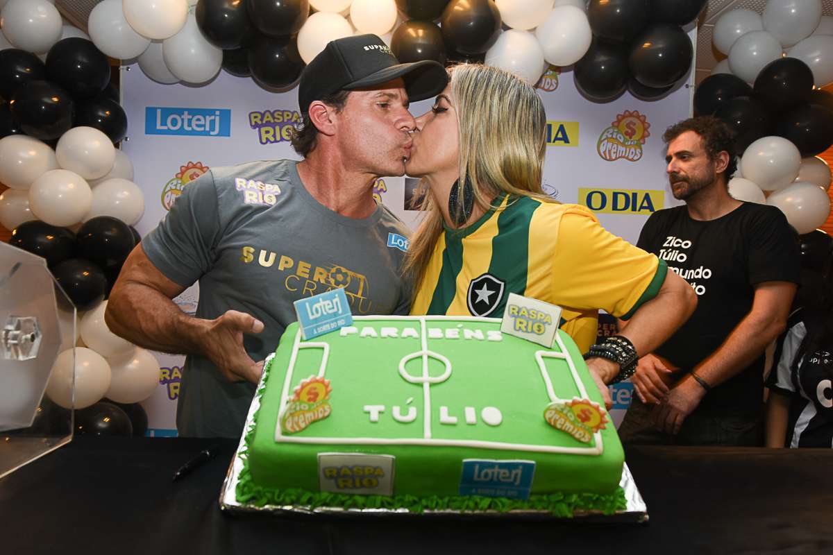 Loterj reúne ídolos do futebol e torcedores no Maracanã com a Raspa Rio Super Craques