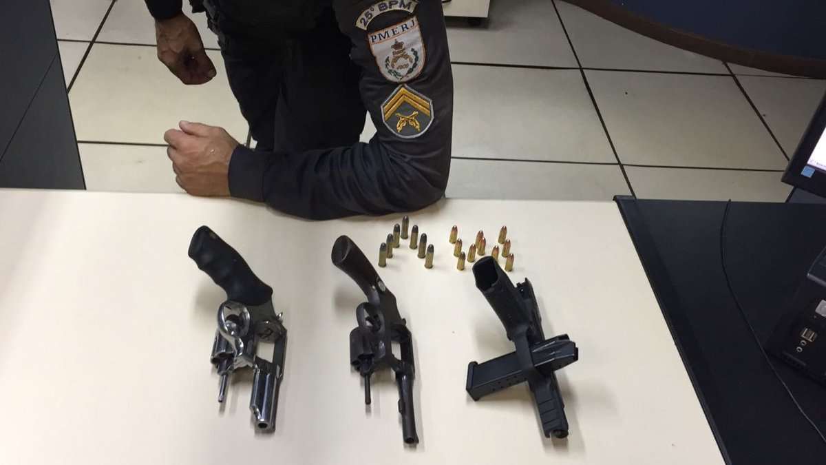 Armas foram apreendidas com suspeitos em Cabo Frio - Divulgação Polícia Militar