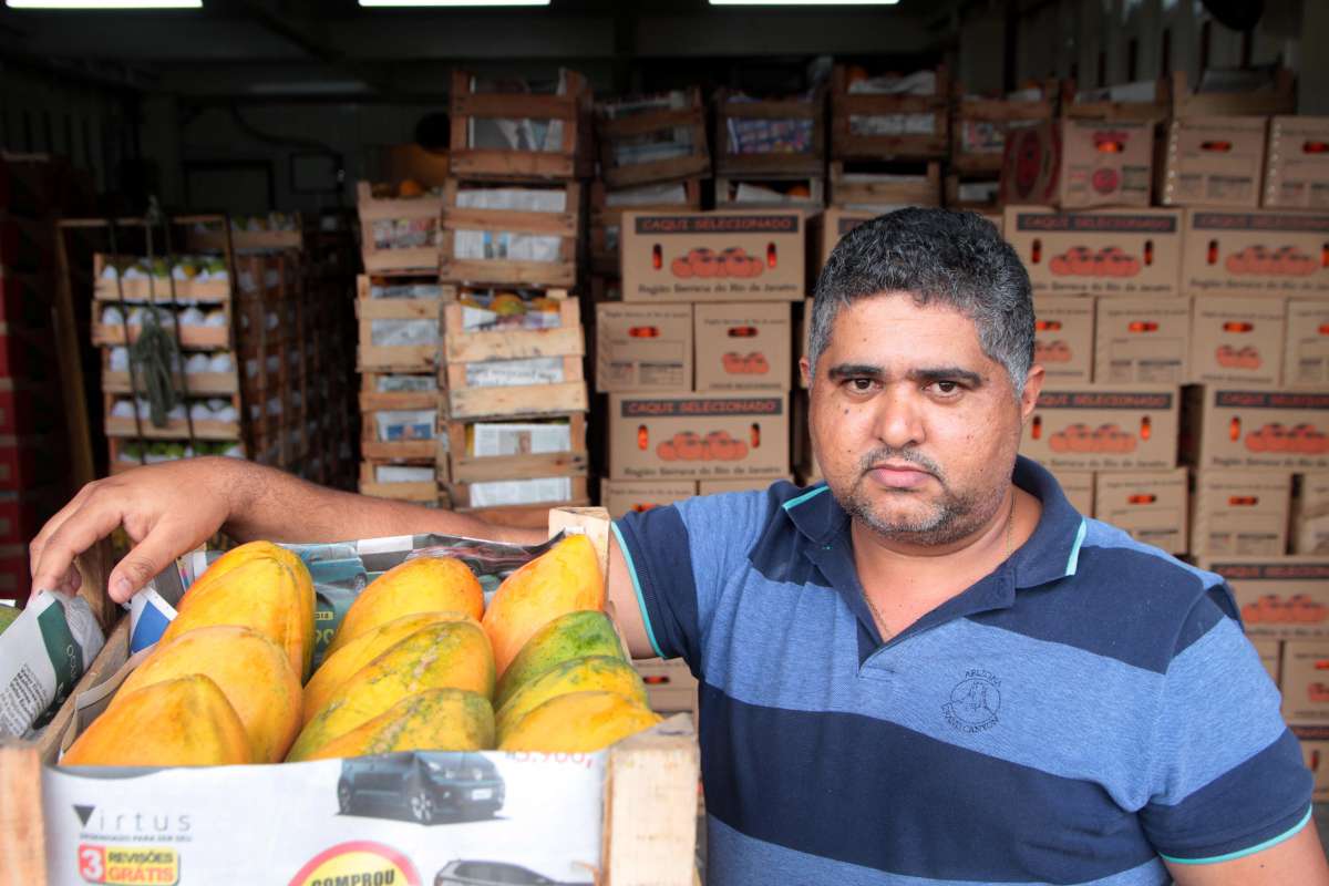 04/06/2018 - Dominical. Ceasa. Boatos sobre nova greve dos caminhoneiros.Na foto: Weverton Pererira.Foto: Fernanda Dias / Agência O Dia.