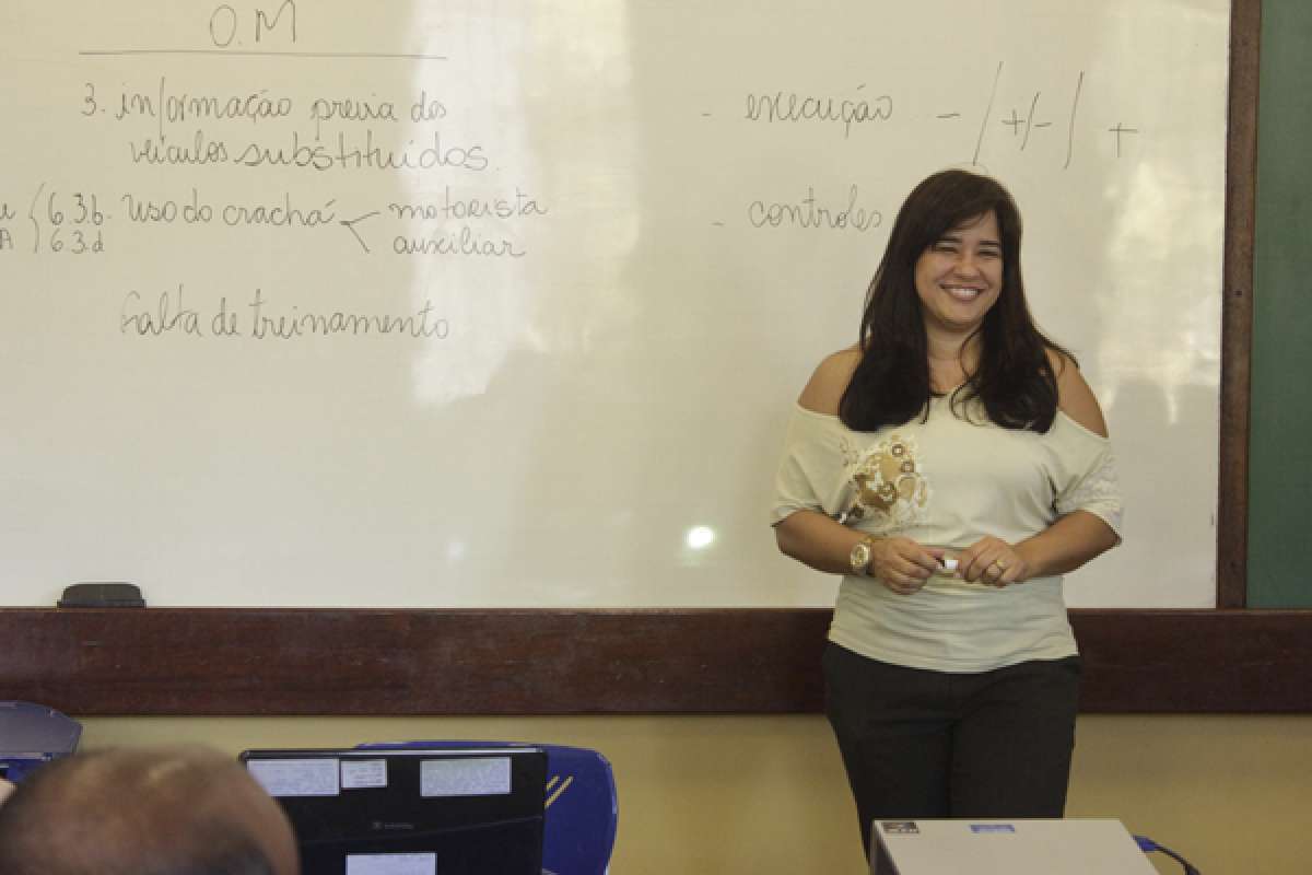 Erika Coelho: apesar de vista como competente, supersal&aacute;rio em tempos de crise &eacute; contestado por servidores - Divulga&ccedil;&atilde;o