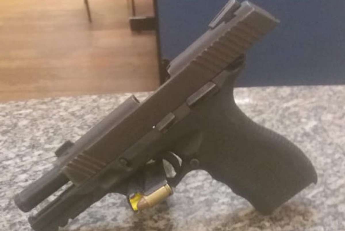 Pistola apreendida com preso por roubo de carro em Niterói - Divulgação