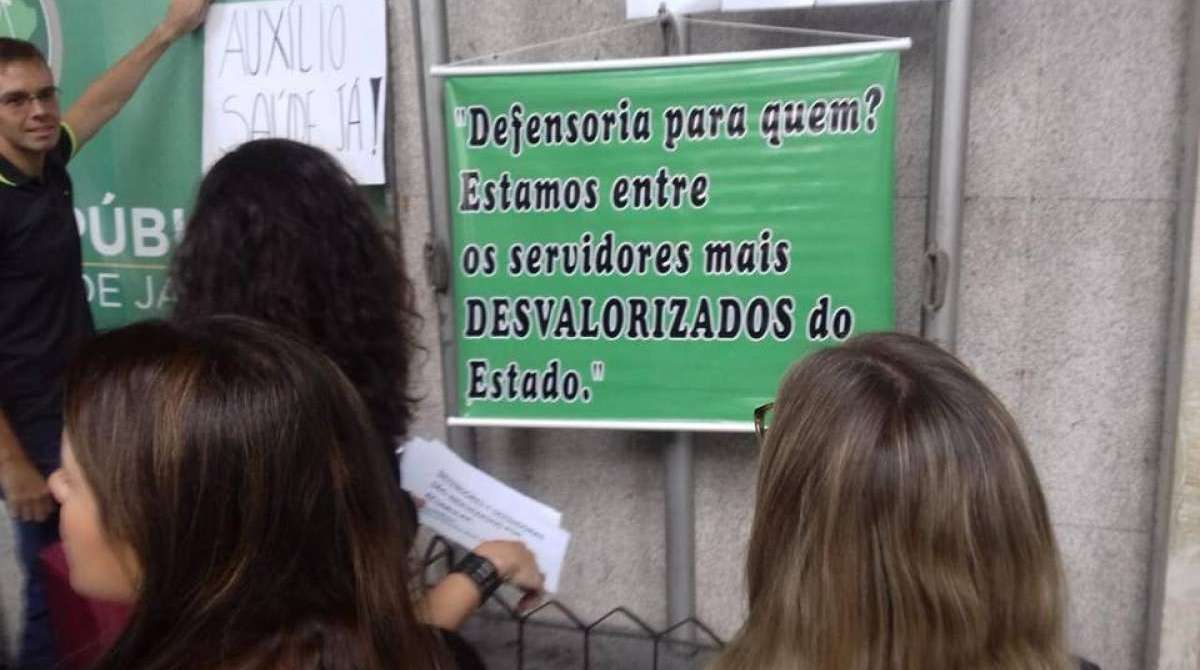Servidores da Defensoria protestaram em frente ao prédio do órgão, no Centro do Rio - Divulgação