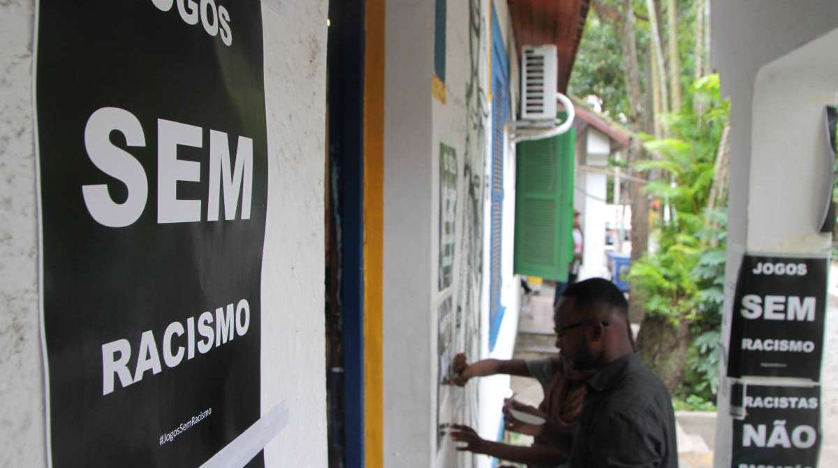 2018-06-05 - Cidade. Grupos de alunos do Coletivo Nuvem Negra colam cartazes protestando contra o racismo na Universidade PUC Rio.Foto: Fernanda Dias /Agencia O Dia,