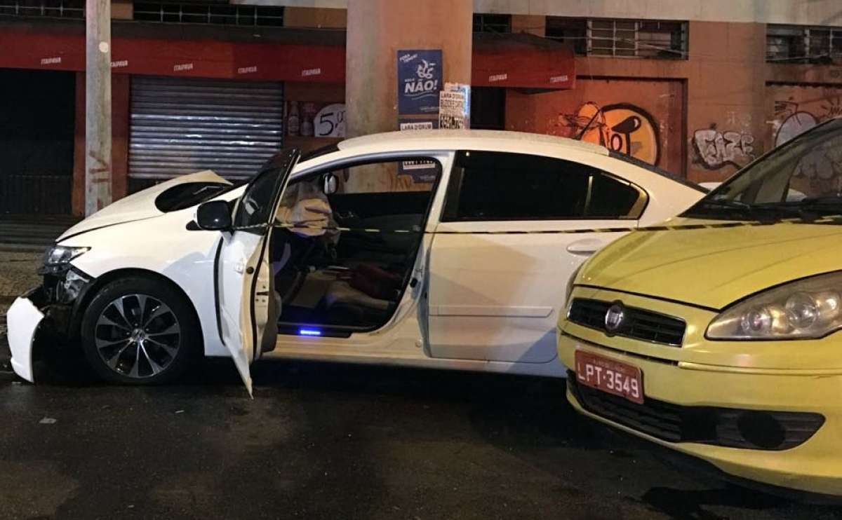 Bandido bateu com carro roubado na fuga