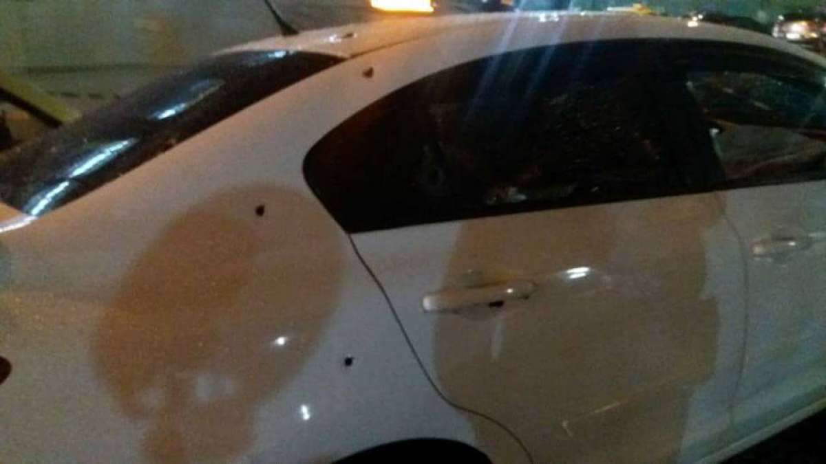 Carro em que o bandido estava ficou com várias marcas de tiro