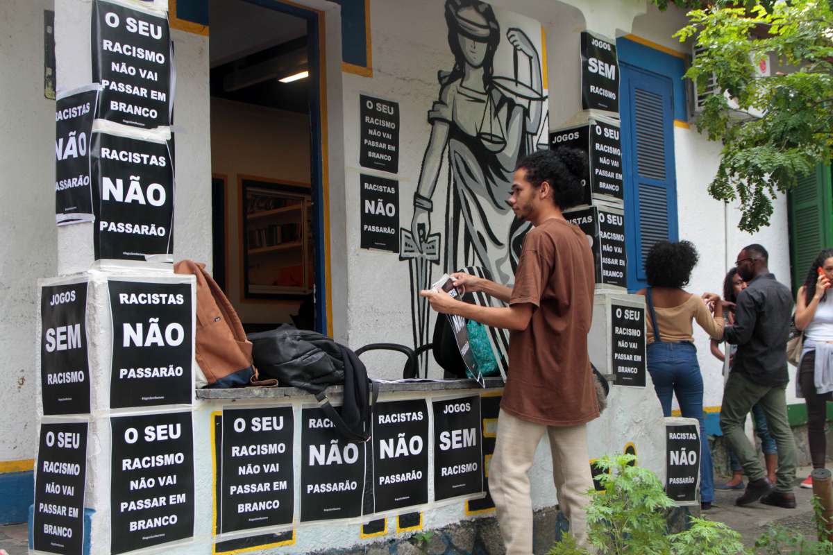 2018-06-05 - Cidade. Grupos de alunos do Coletivo Nuvem Negra colam cartazes protestando contra o racismo na Universidade PUC Rio.Foto: Fernanda Dias /Agencia O Dia,