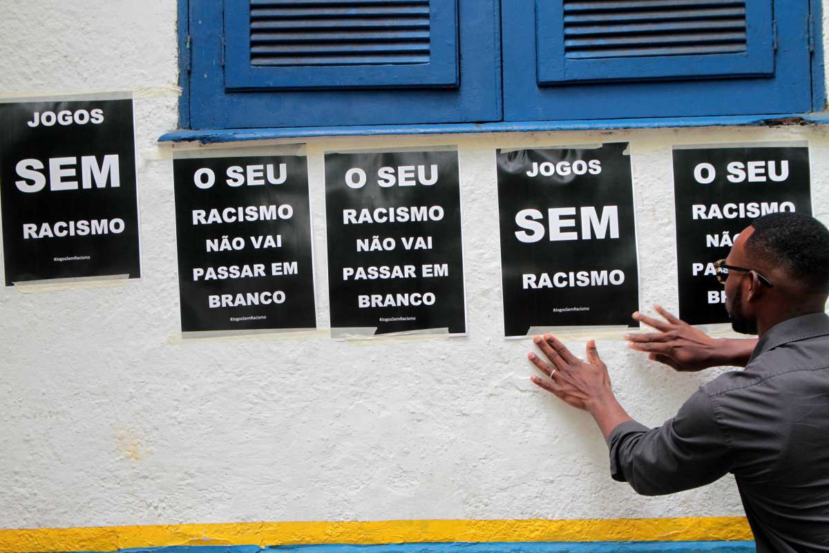 2018-06-05 - Cidade. Grupos de alunos do Coletivo Nuvem Negra colam cartazes protestando contra o racismo na Universidade PUC Rio.Foto: Fernanda Dias /Agencia O Dia,