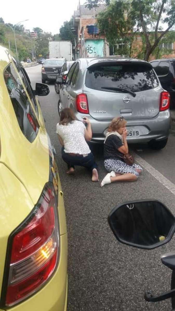 Transeuntes durante o confronto na Estrada Grajaú-Jacarepaguá - Reprodução
